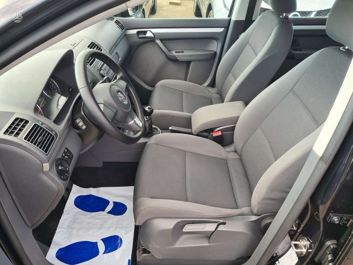 Volkswagen Touran 2011 — photo 18