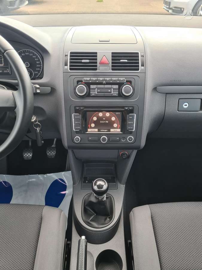 Volkswagen Touran 2011 — photo 22