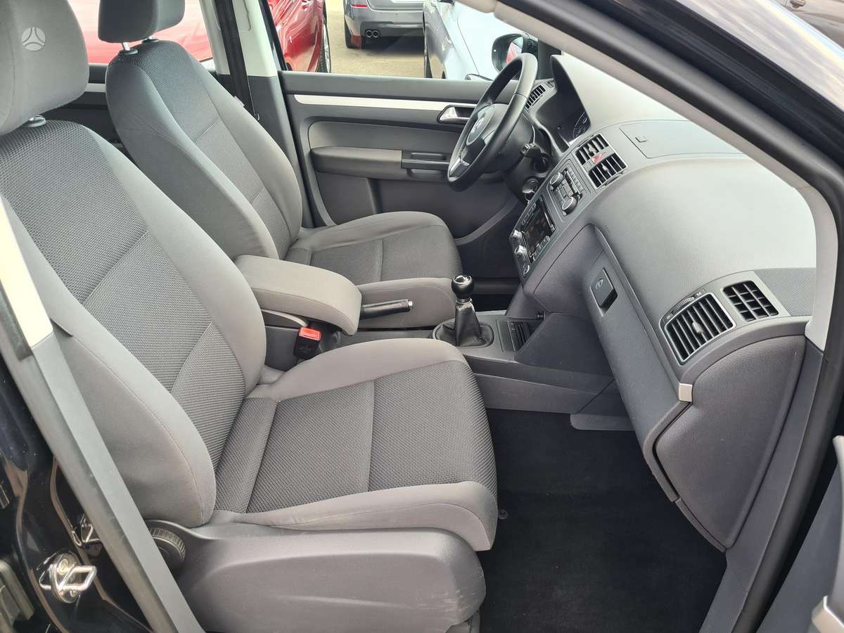 Volkswagen Touran 2011 — photo 24