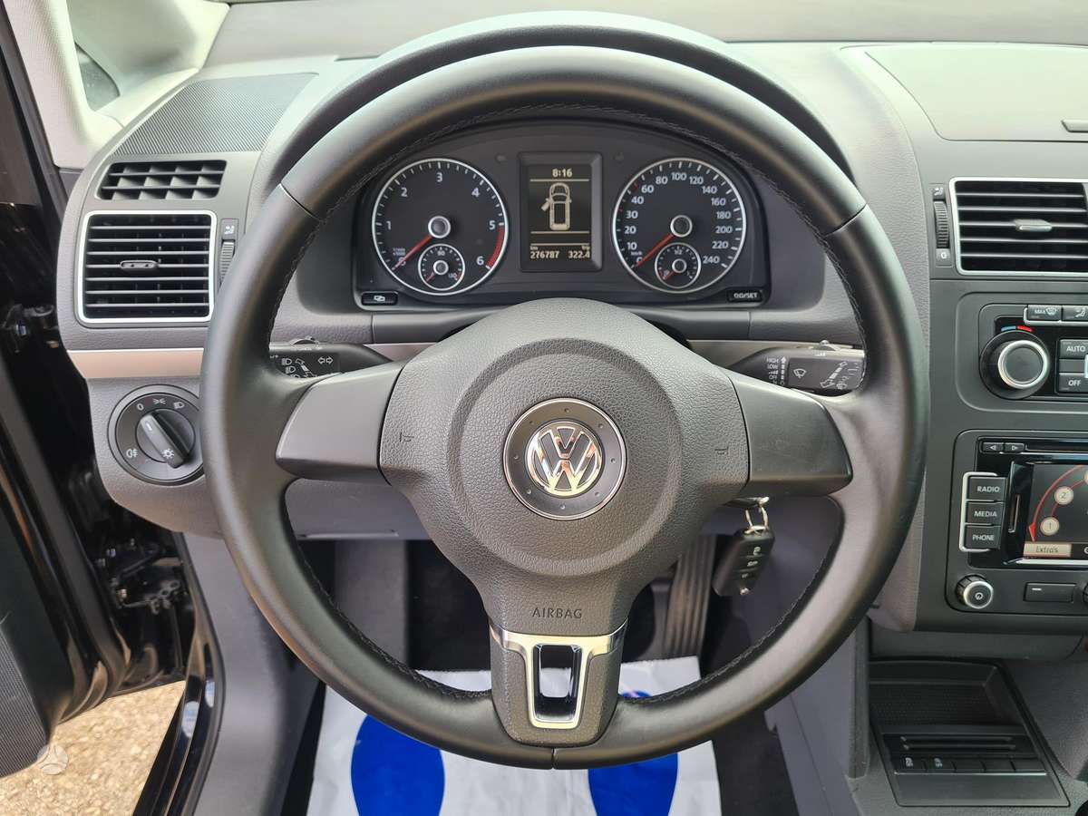 Volkswagen Touran 2011 — photo 26