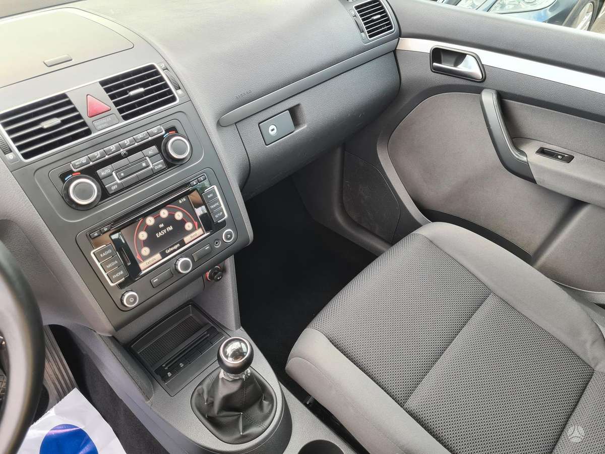 Volkswagen Touran 2011 — photo 28