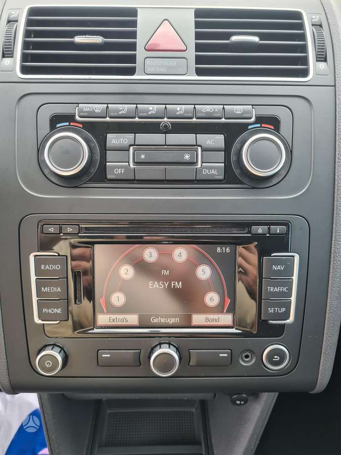 Volkswagen Touran 2011 — photo 29
