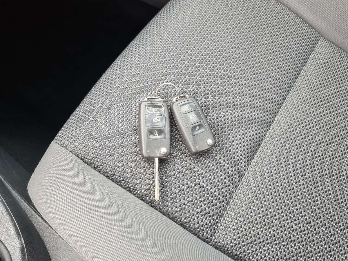 Volkswagen Touran 2011 — photo 31