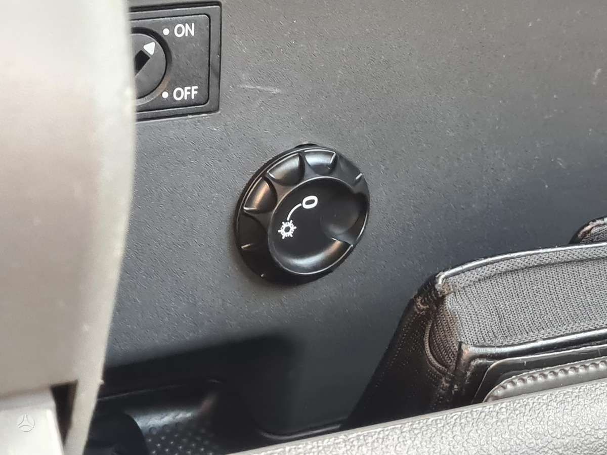 Volkswagen Touran 2011 — photo 32