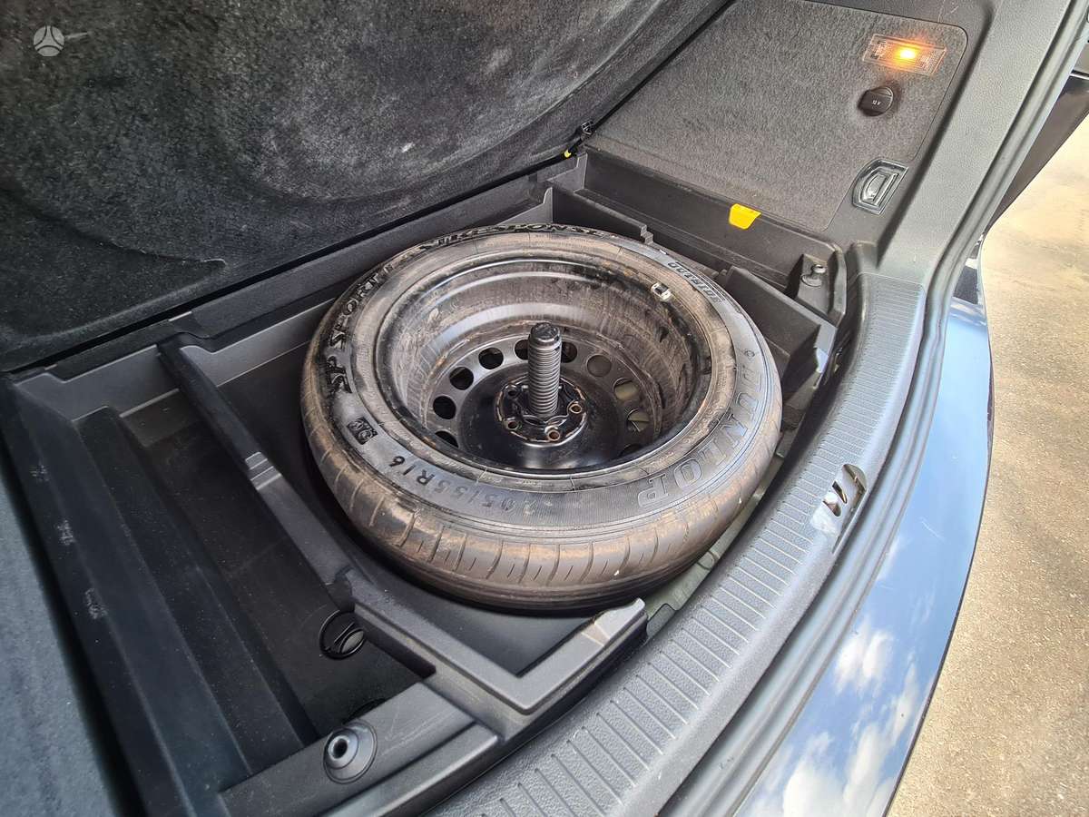Volkswagen Touran 2011 — photo 34
