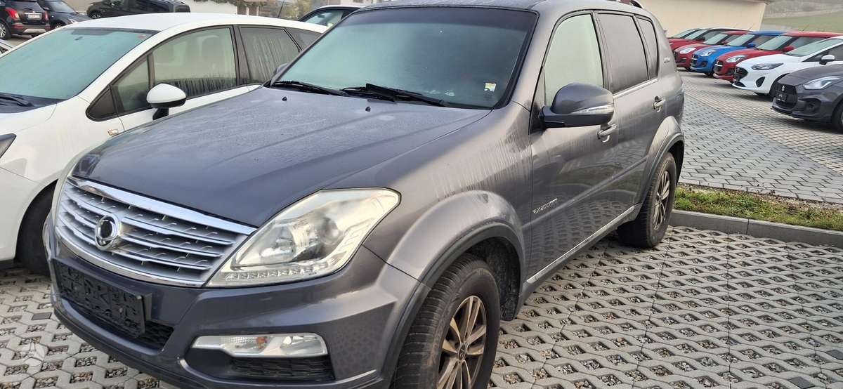SsangYong Rexton 2015 — rear view