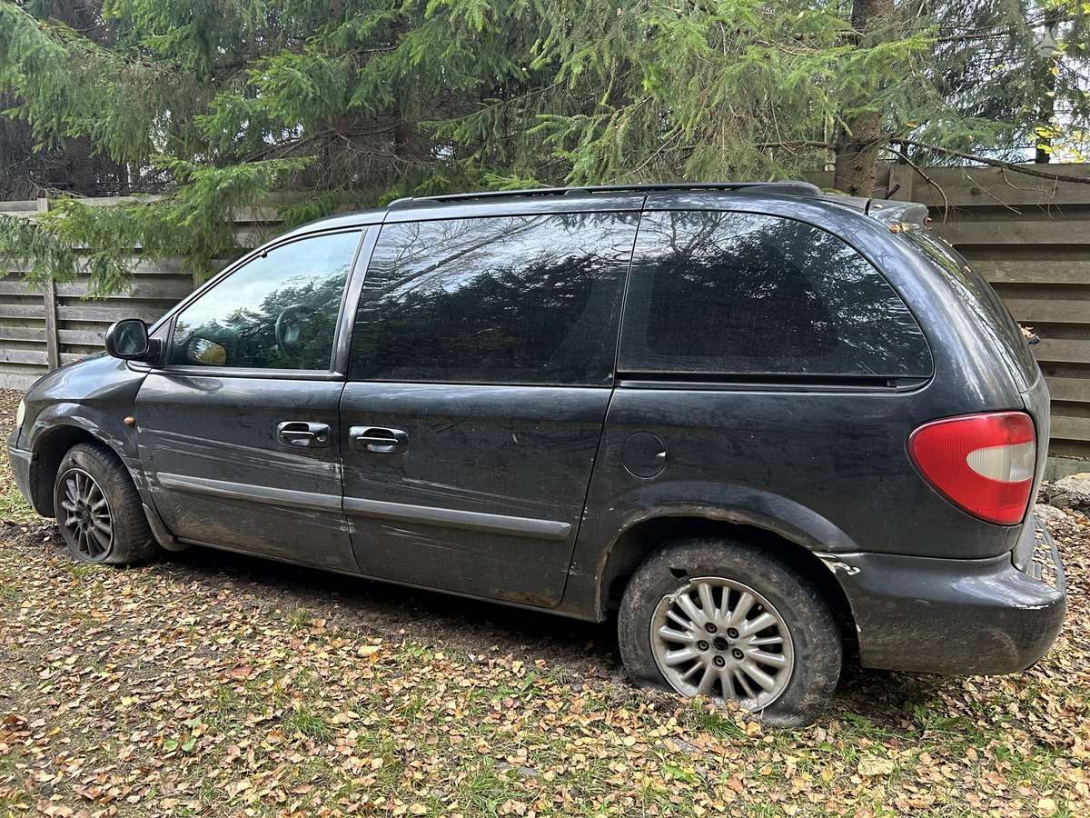 Chrysler Voyager 2005 — rear view