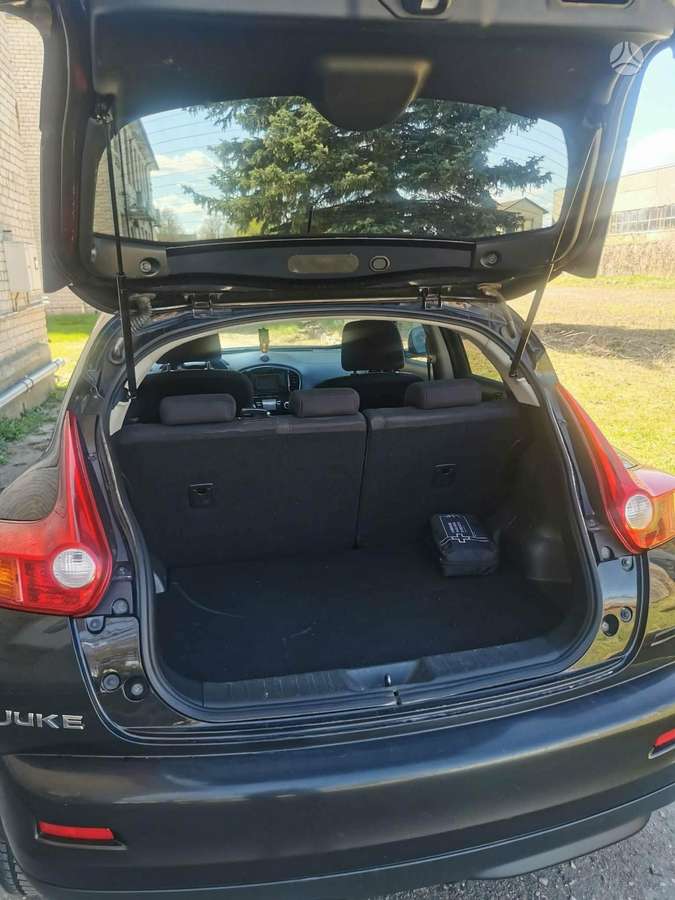 Nissan Juke 2011 — interior