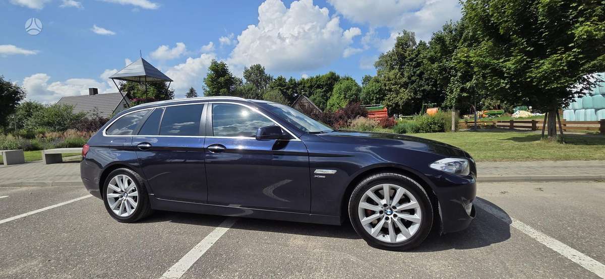 BMW 530 2011 — rear view