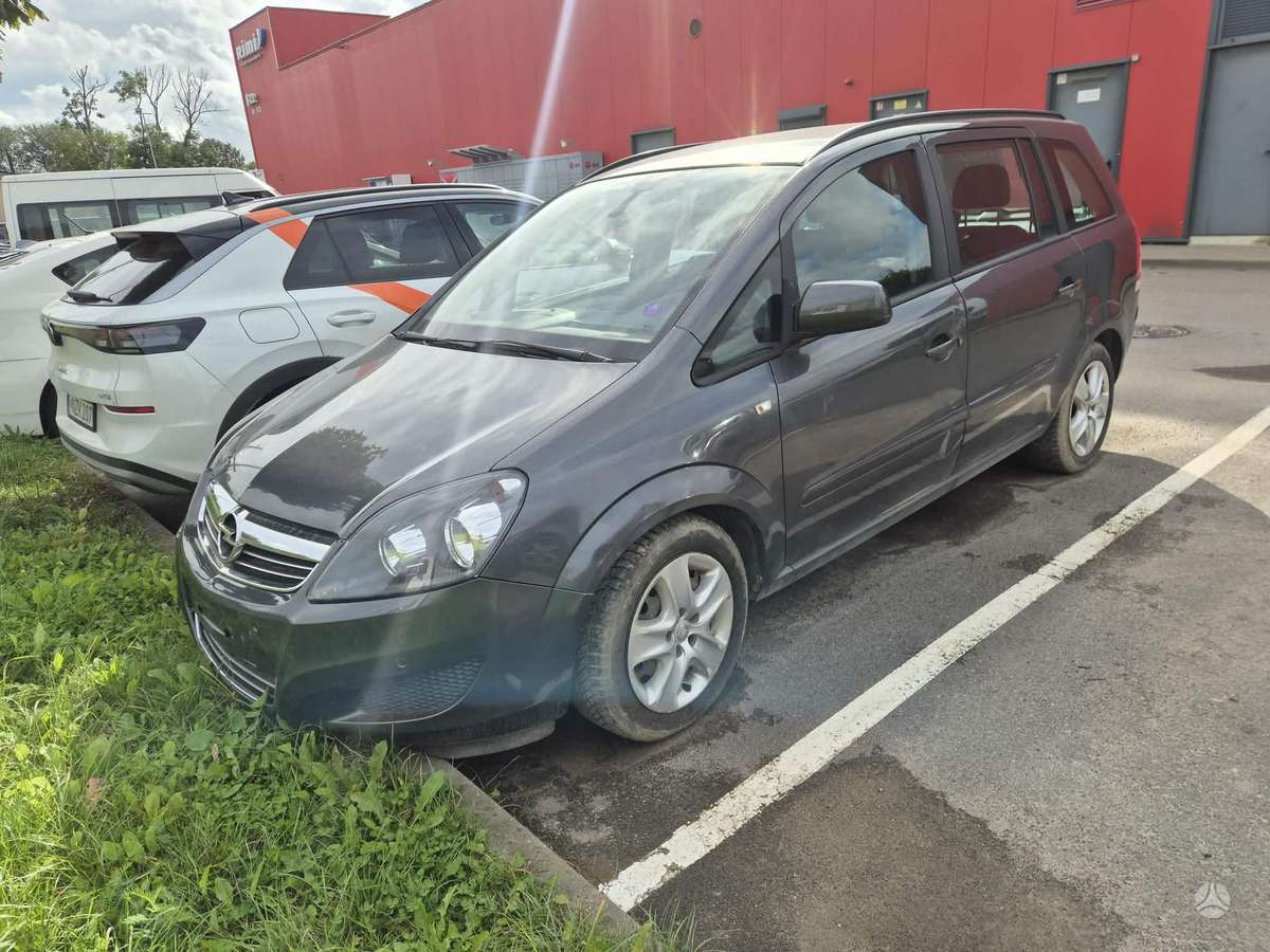 Opel Zafira 2012 — вигляд ззаду