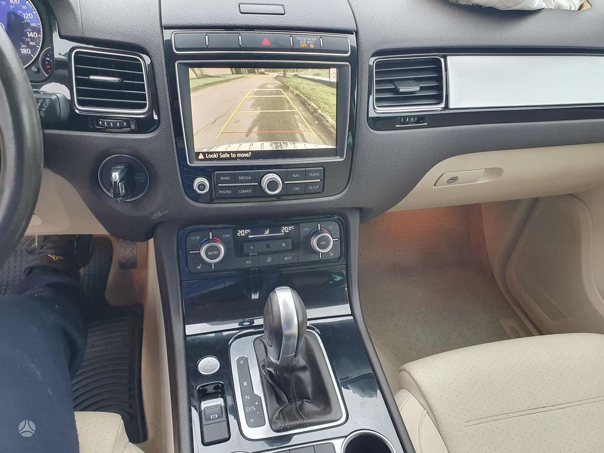Volkswagen Touareg 2015 — photo 14