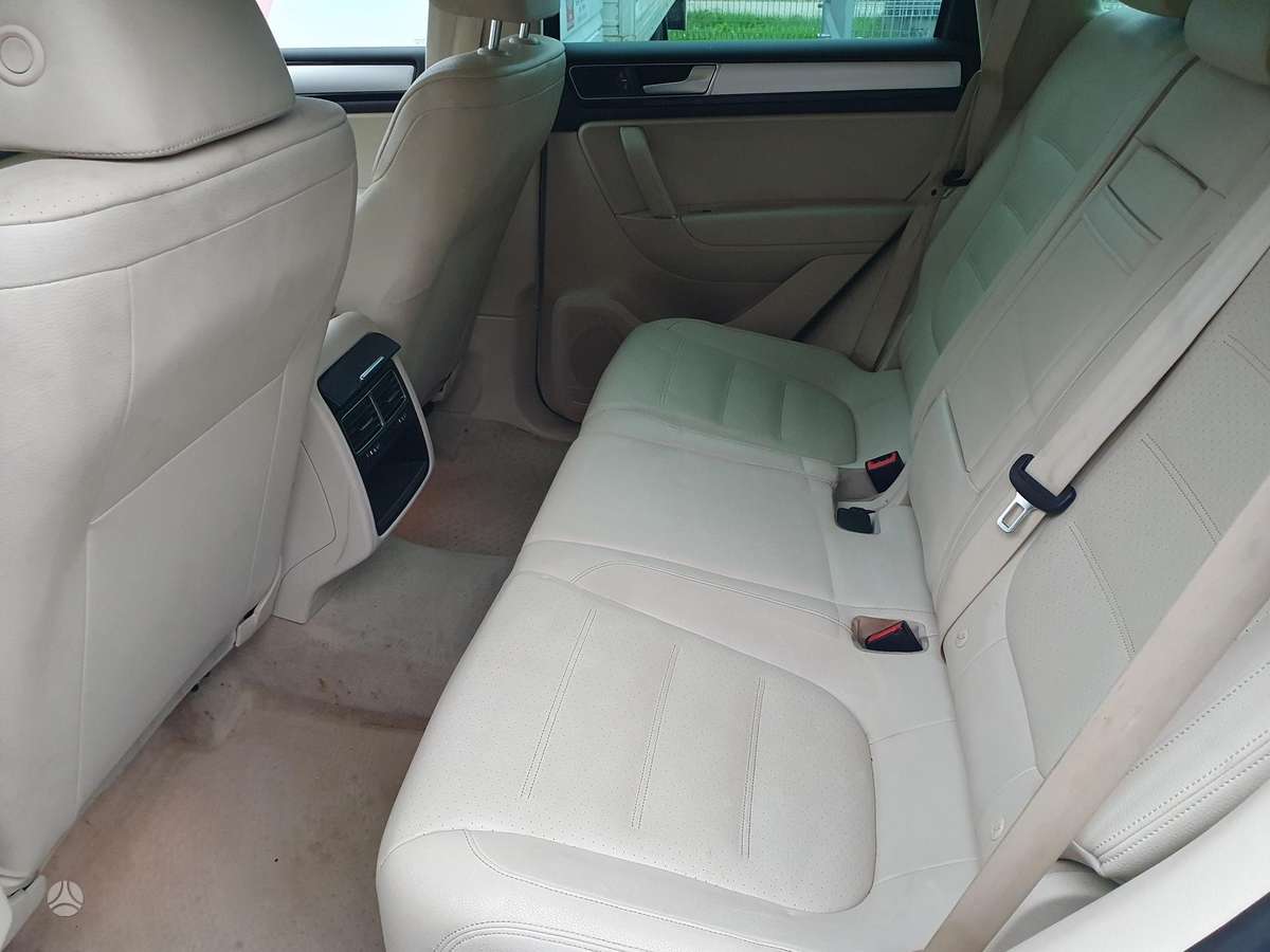 Volkswagen Touareg 2015 — photo 16