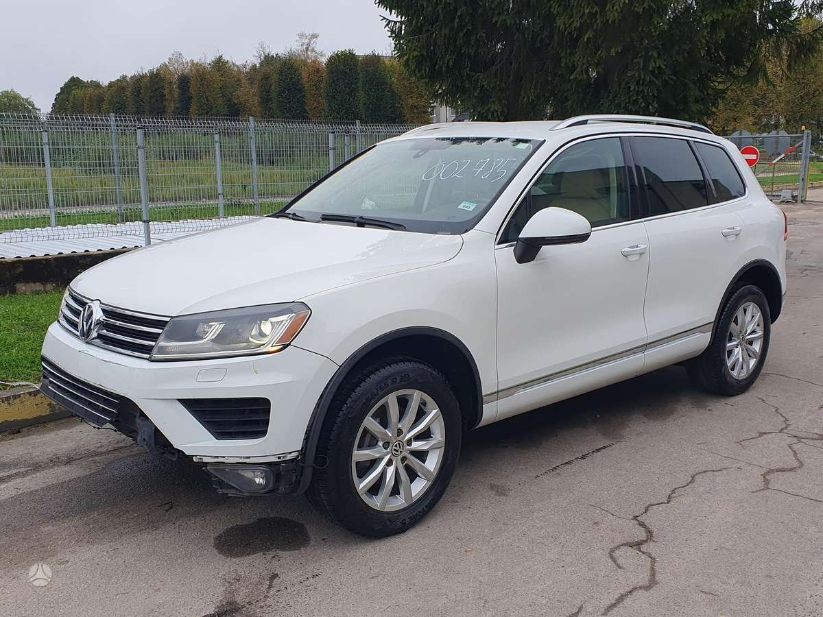Volkswagen Touareg 2015 — rear view
