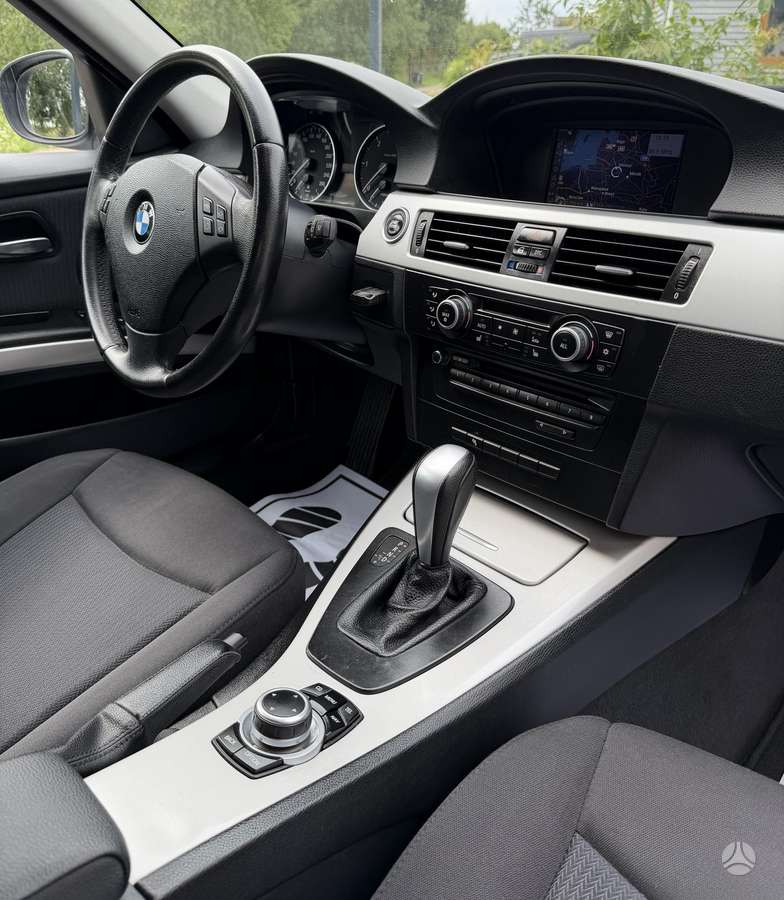 BMW 320 2010 — photo 12