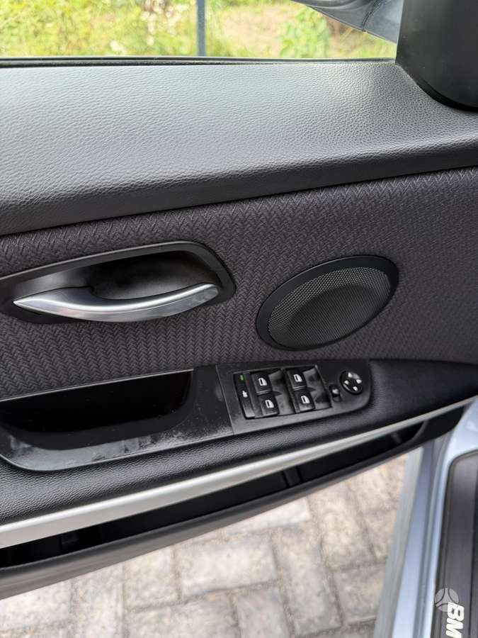 BMW 320 2010 — photo 16