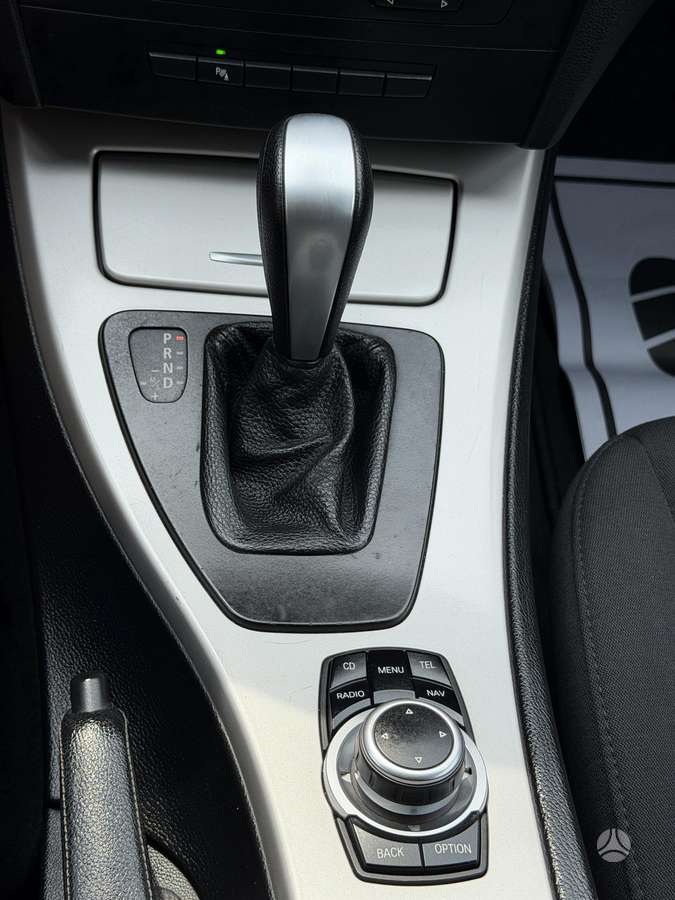 BMW 320 2010 — photo 17
