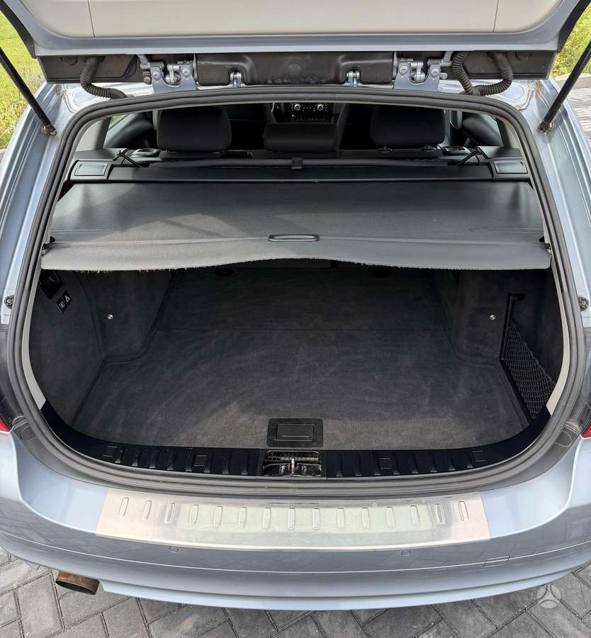BMW 320 2010 — photo 18