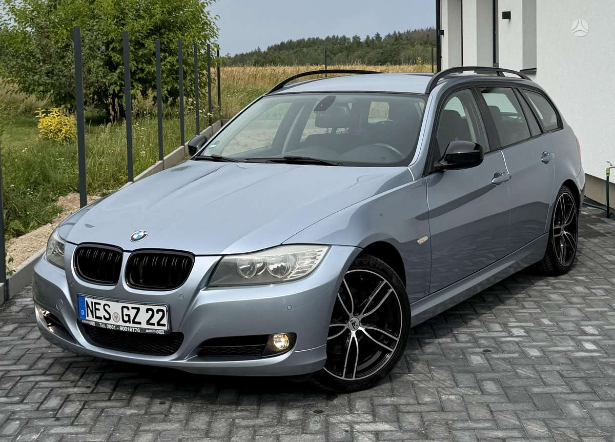 BMW 320 2010 — rear view