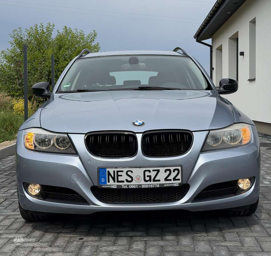 BMW 320 2010 — interior