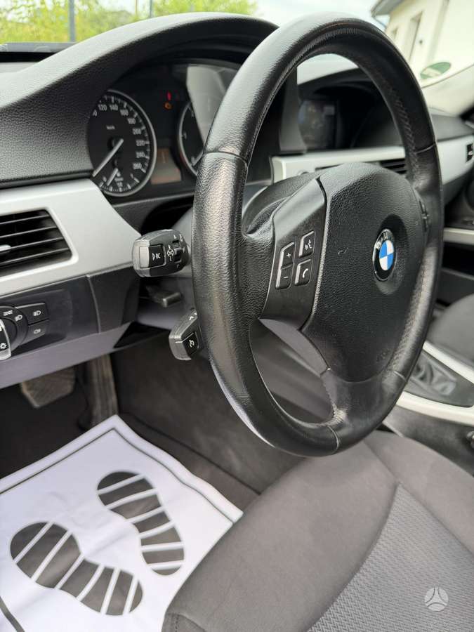 BMW 320 2010 — photo 8