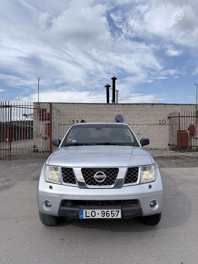 Nissan Pathfinder 2007 — rear view