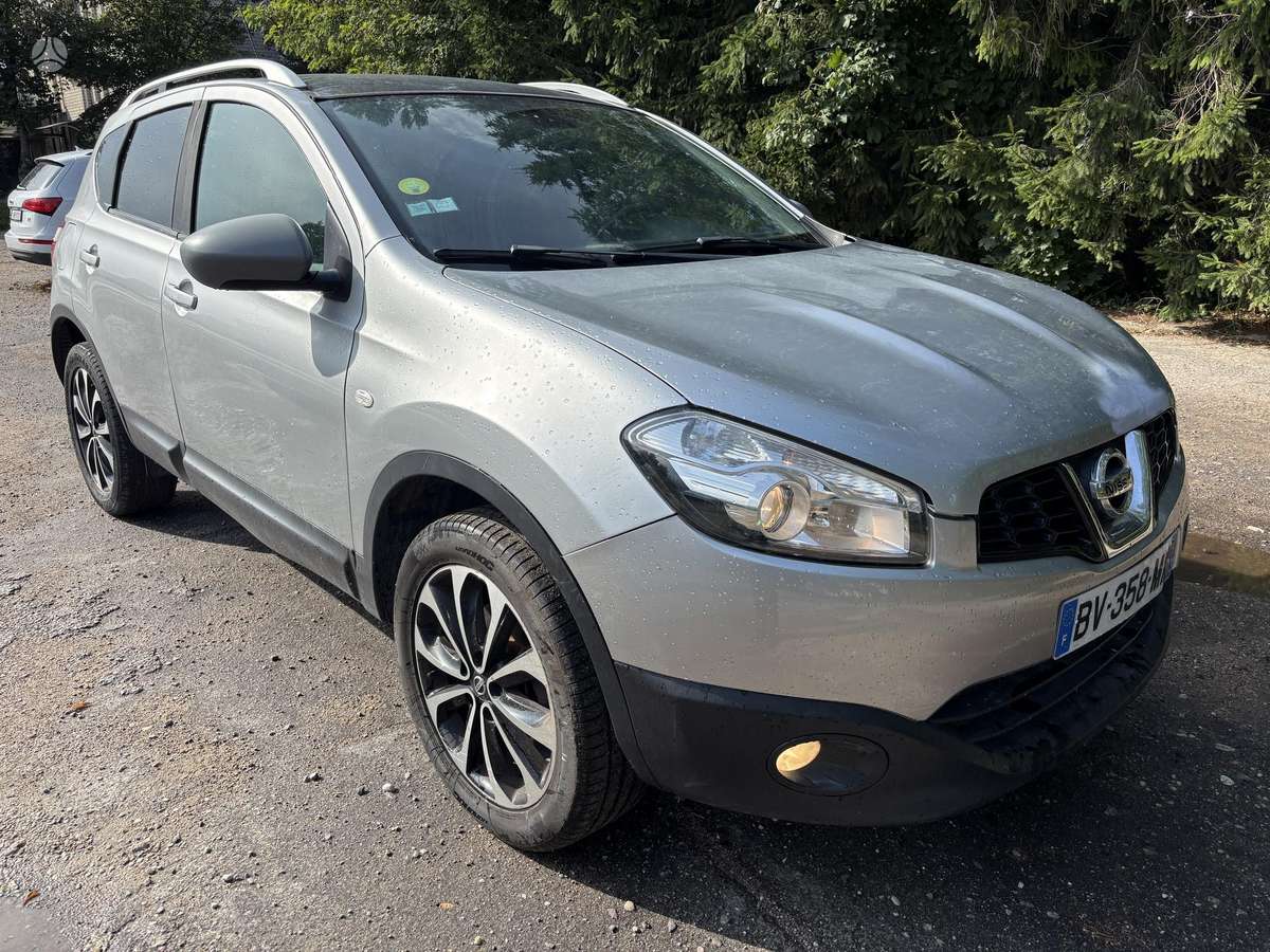 Nissan Qashqai 2011 — rear view