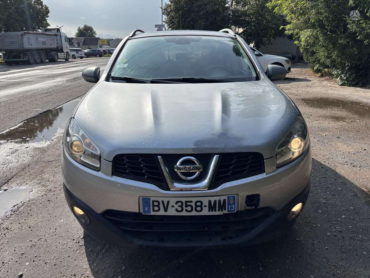 Nissan Qashqai 2011 — interior