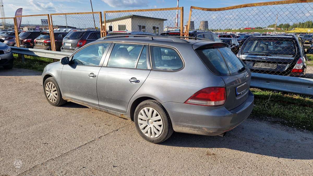Volkswagen Golf 2010 — engine 1598 cm³, 105 HP (77kW)