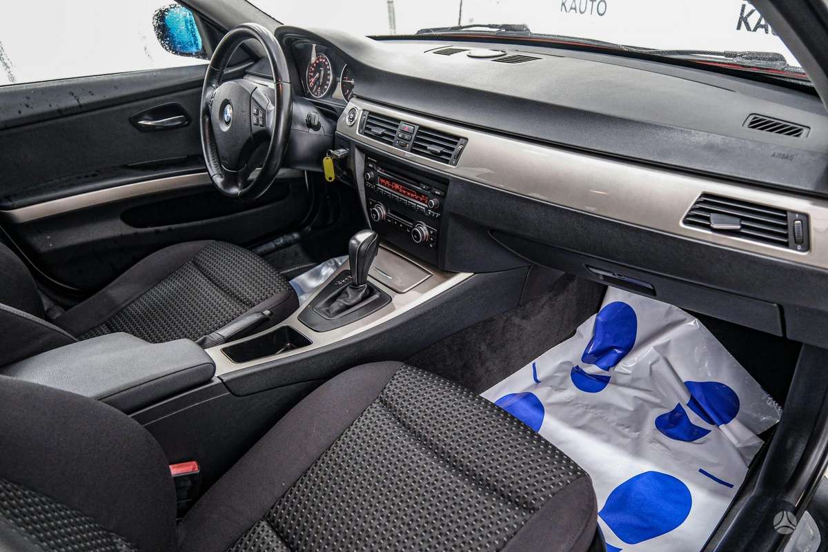 BMW 320 2011 — photo 11