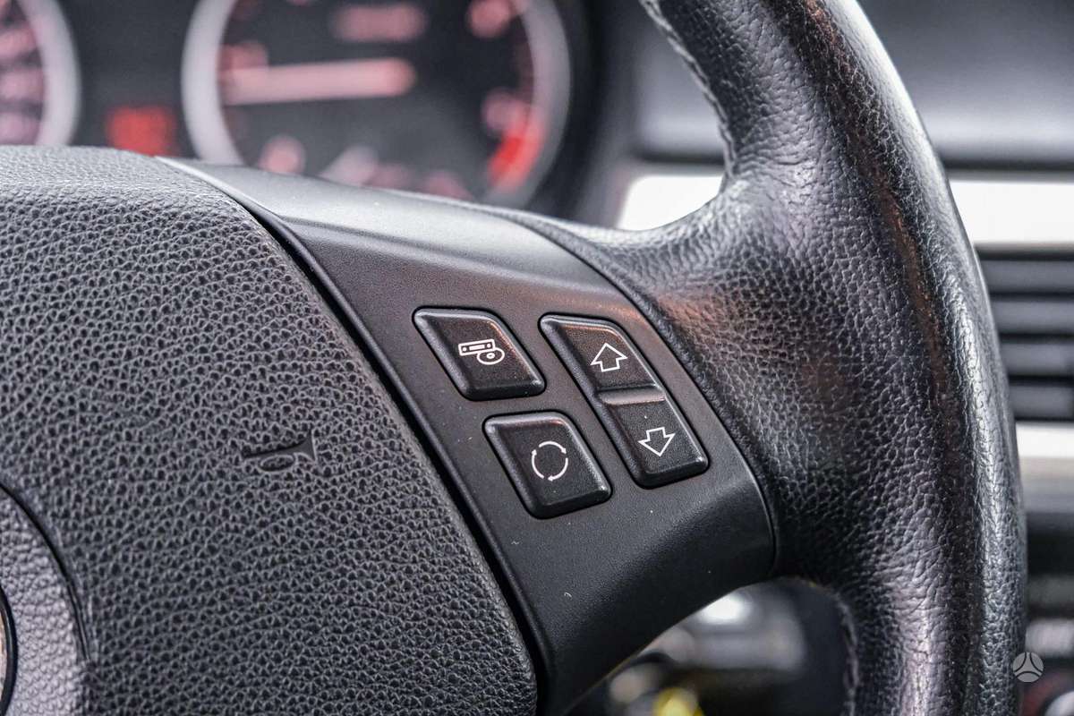 BMW 320 2011 — photo 15
