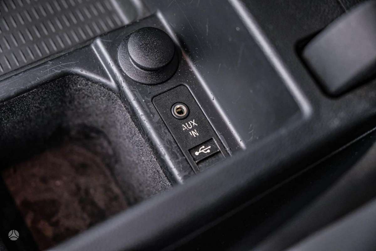 BMW 320 2011 — photo 18