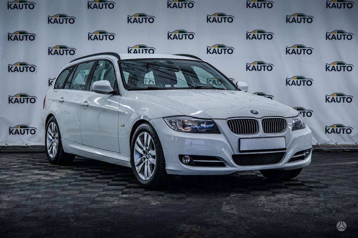 BMW 320 2011 — rear view