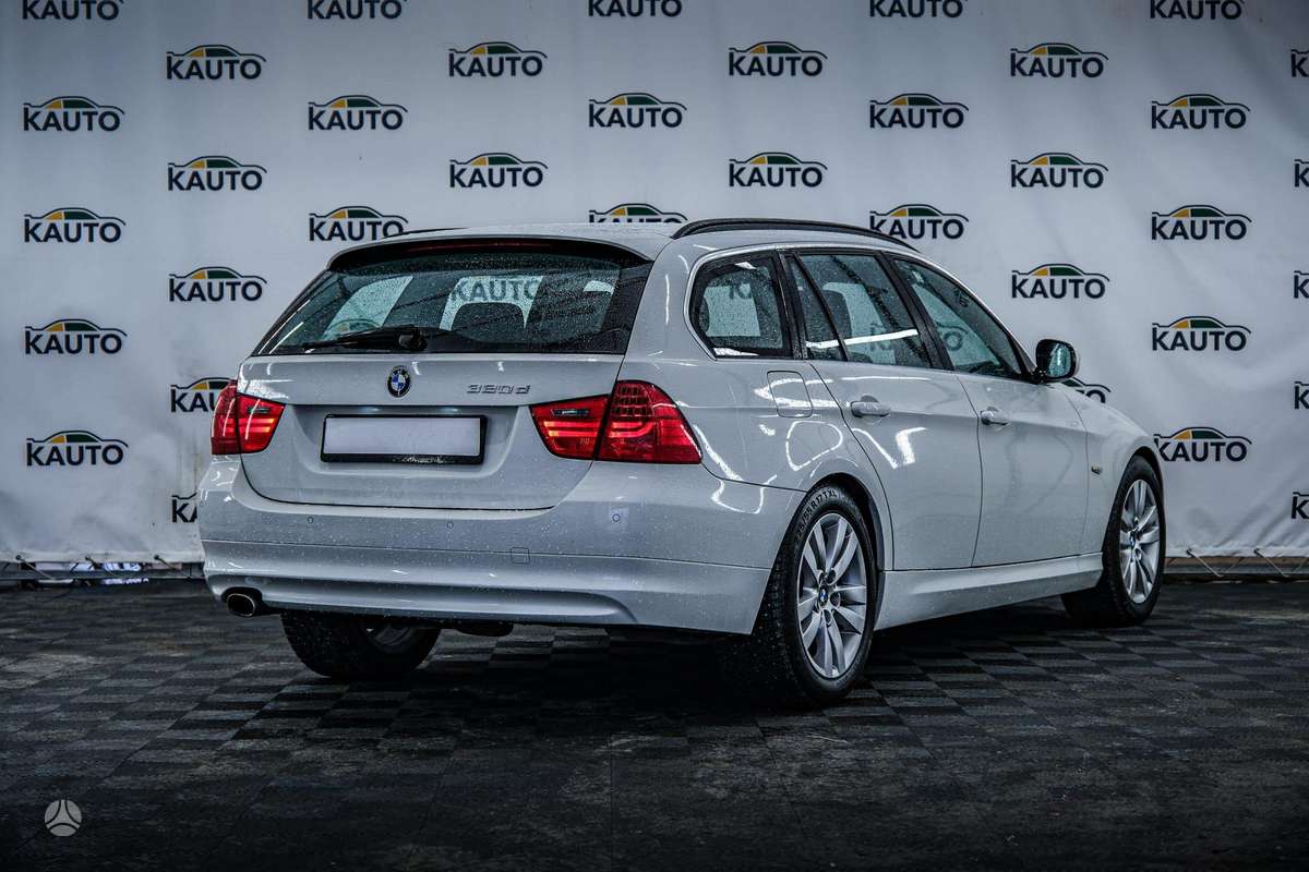 BMW 320 2011 — interior