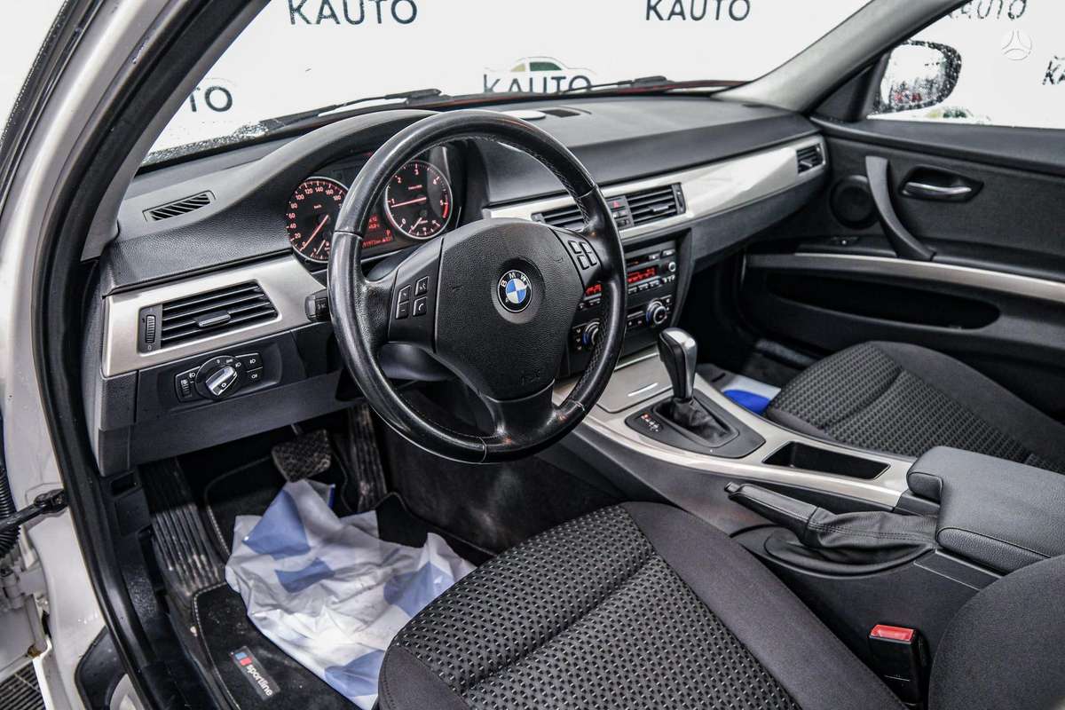 BMW 320 2011 — photo 5