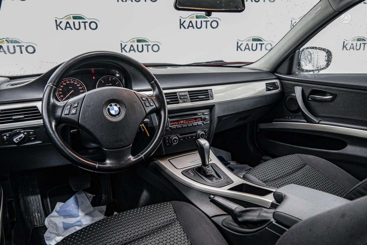 BMW 320 2011 — photo 7