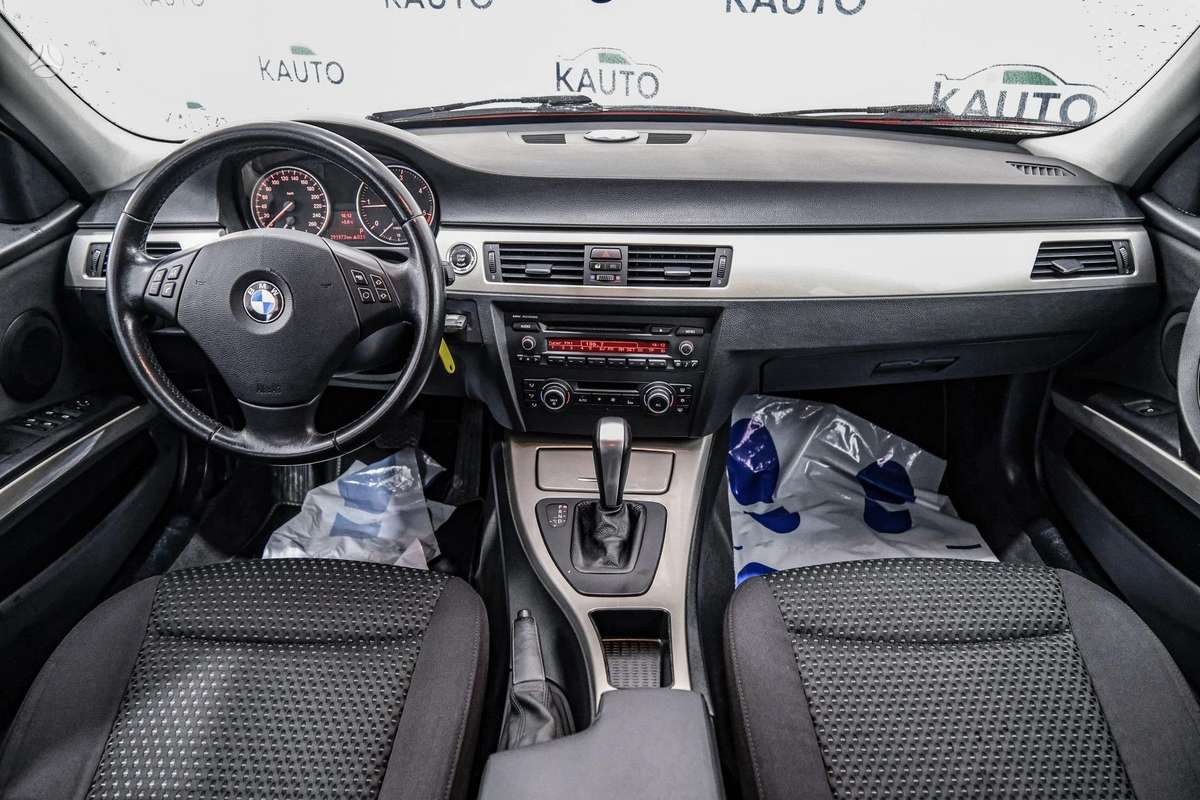 BMW 320 2011 — photo 8