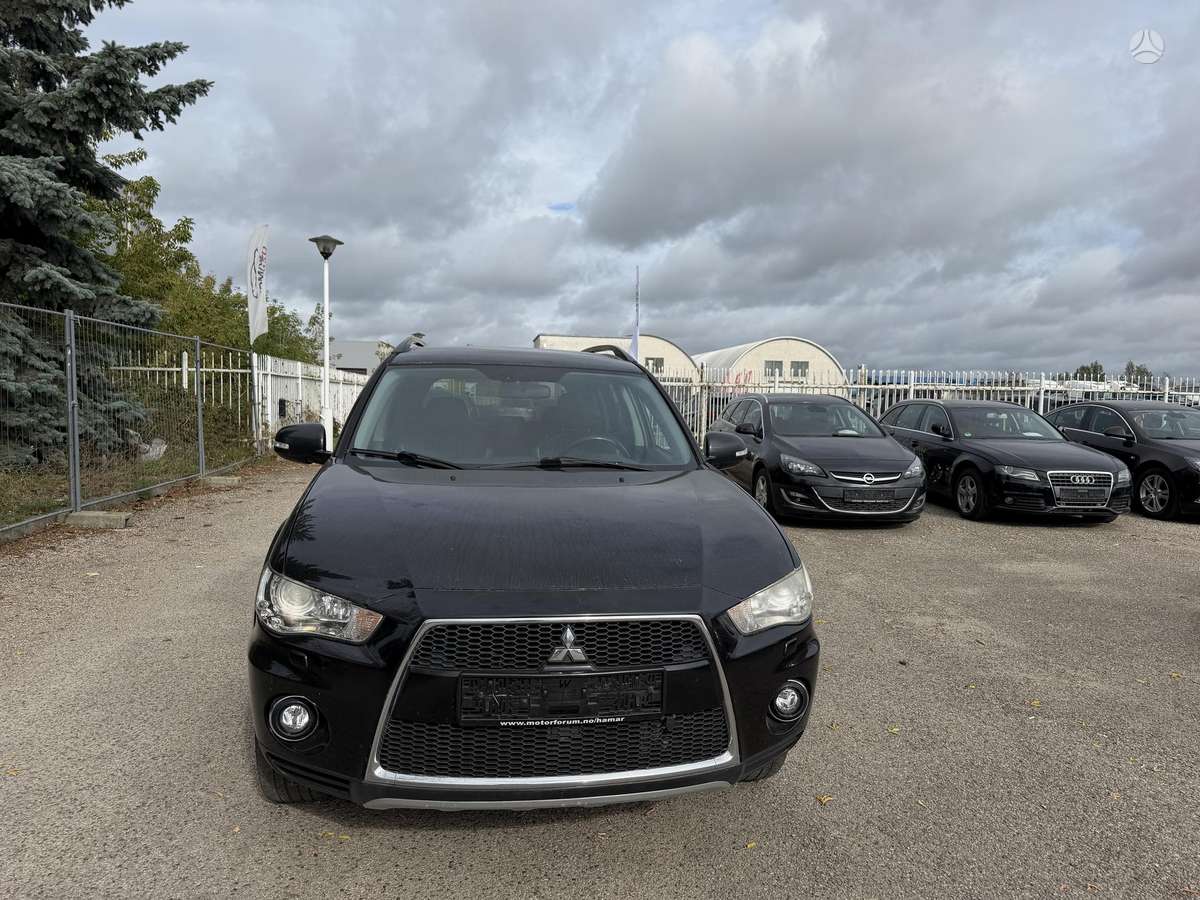 Mitsubishi Outlander 2011 — салон