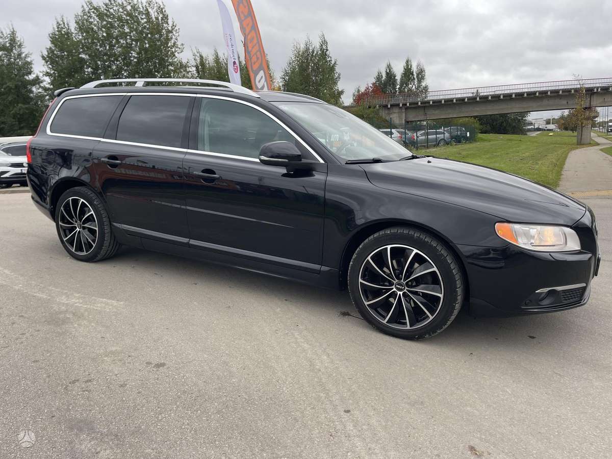 Volvo V70 2012 — interior