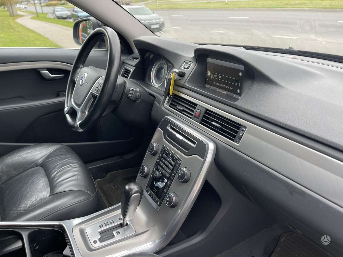 Volvo V70 2012 — photo 31