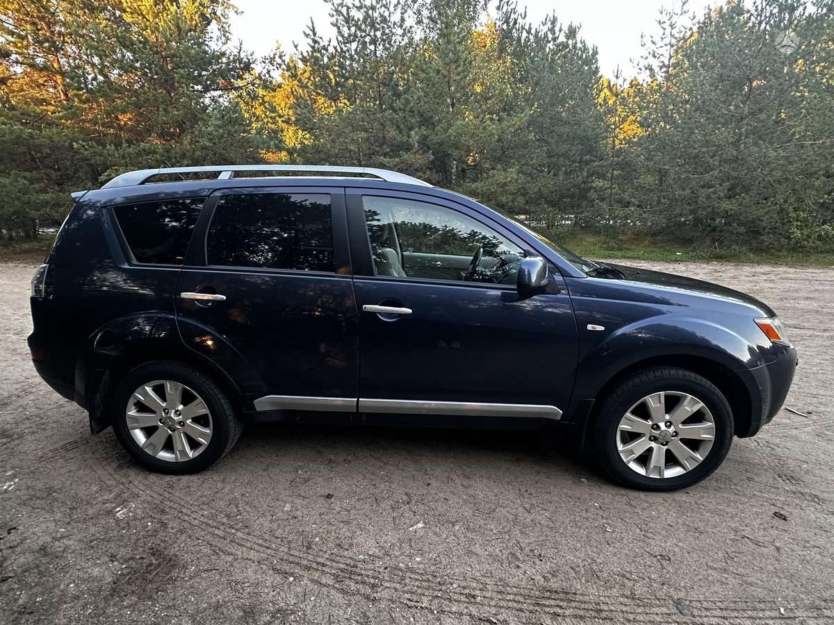 Mitsubishi Outlander 2008 — салон
