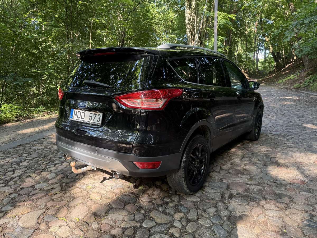 Ford Kuga 2015 — вигляд ззаду