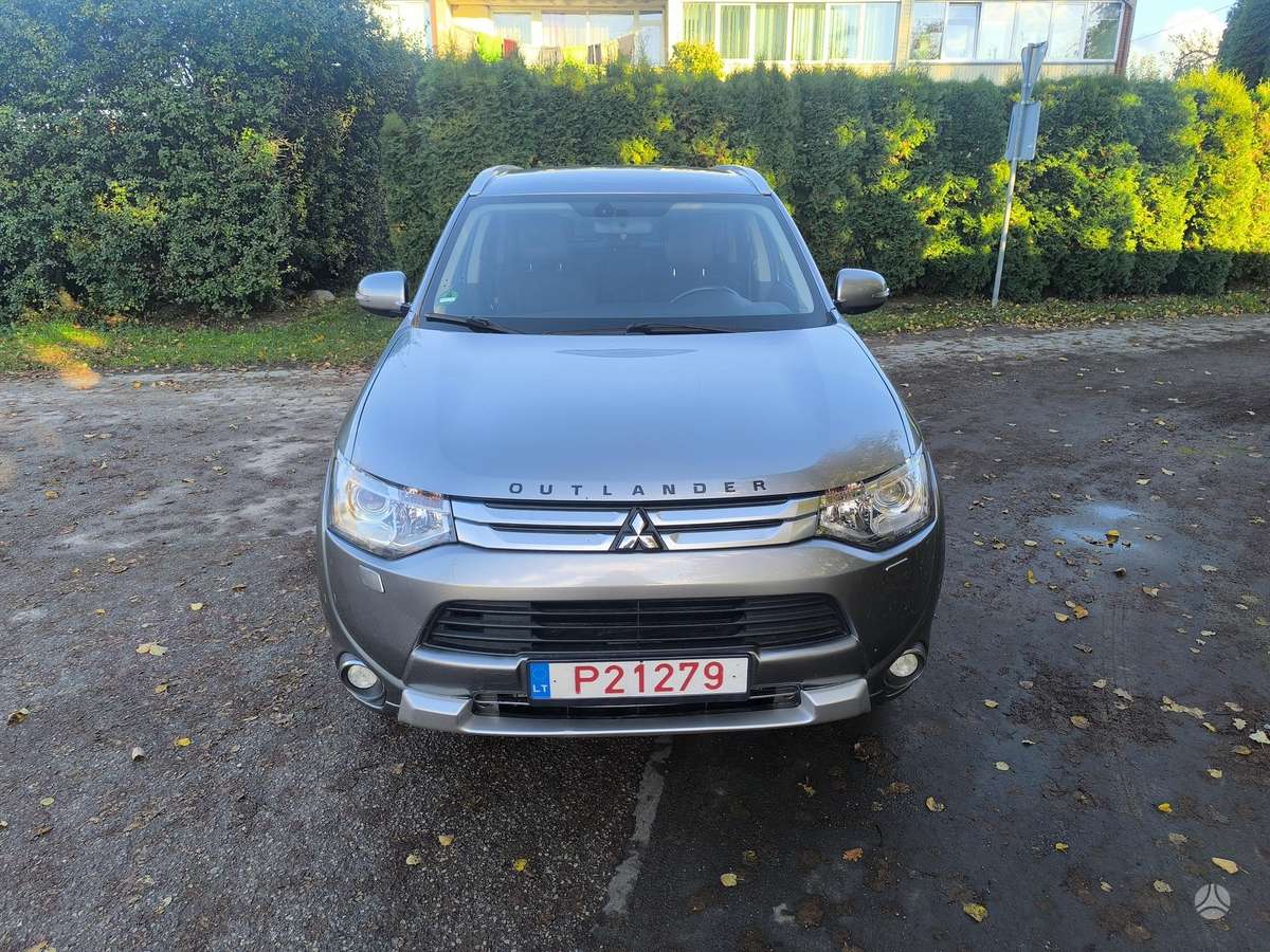Mitsubishi Outlander 2014 — вигляд ззаду