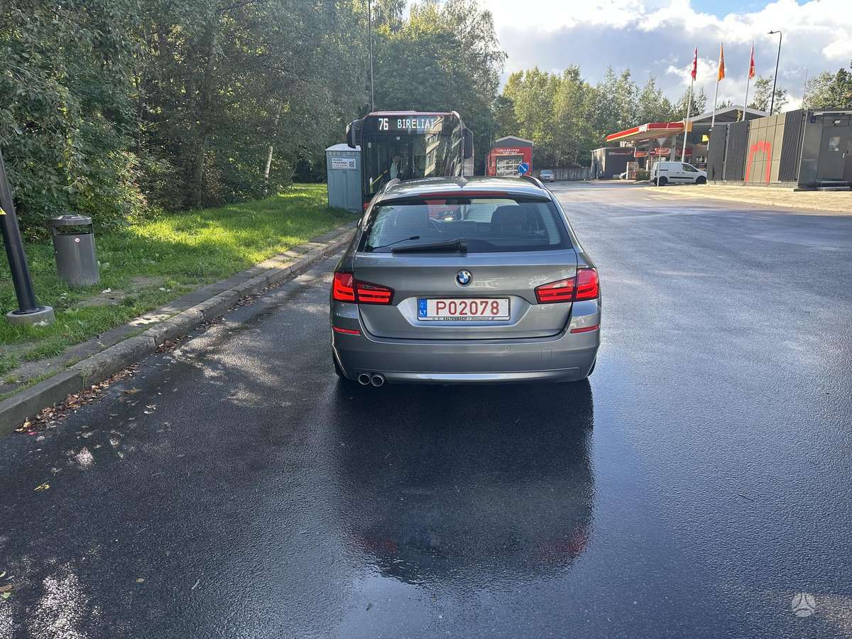 BMW 530 2010 — rear view