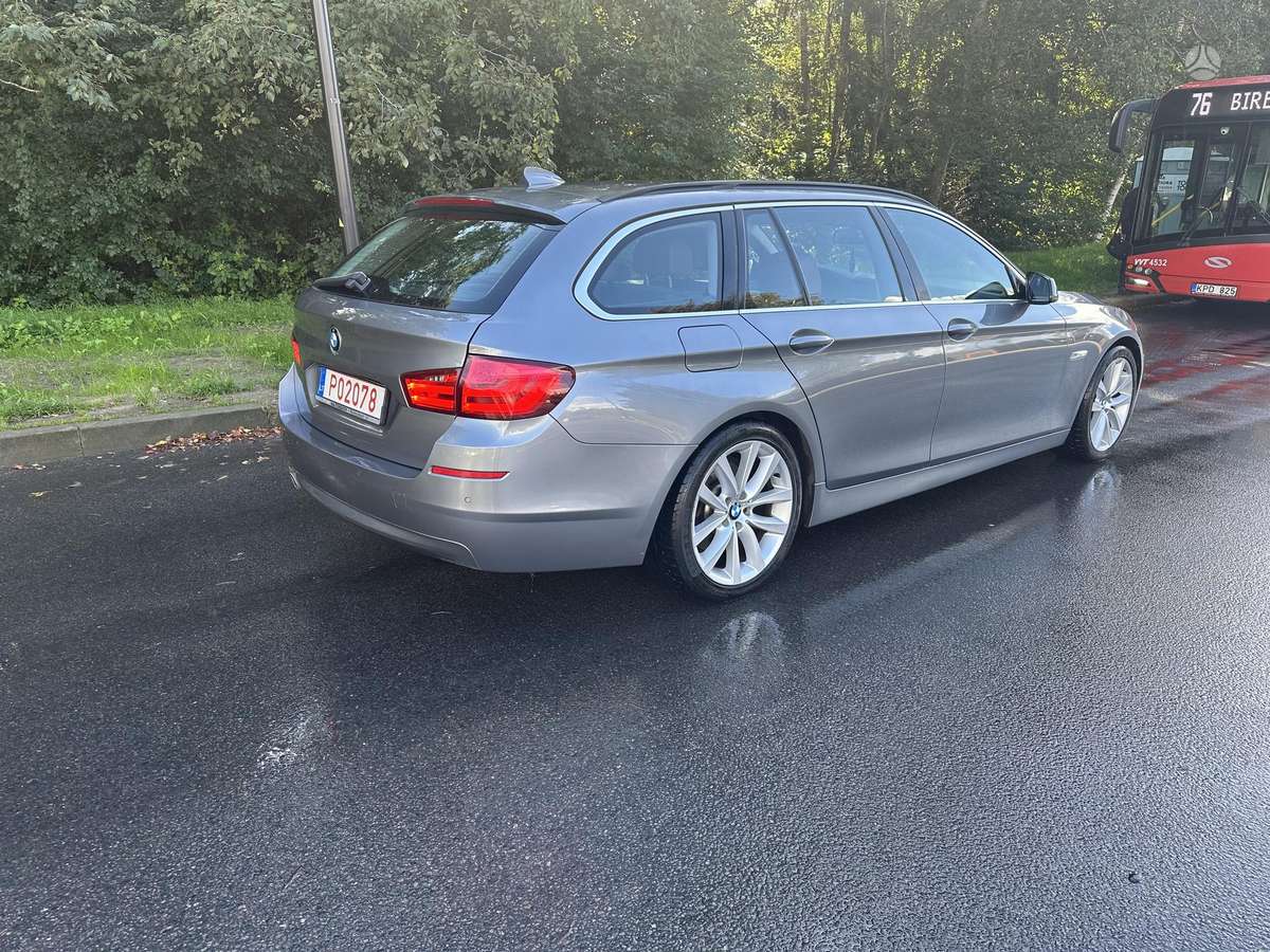 BMW 530 2010 — interior