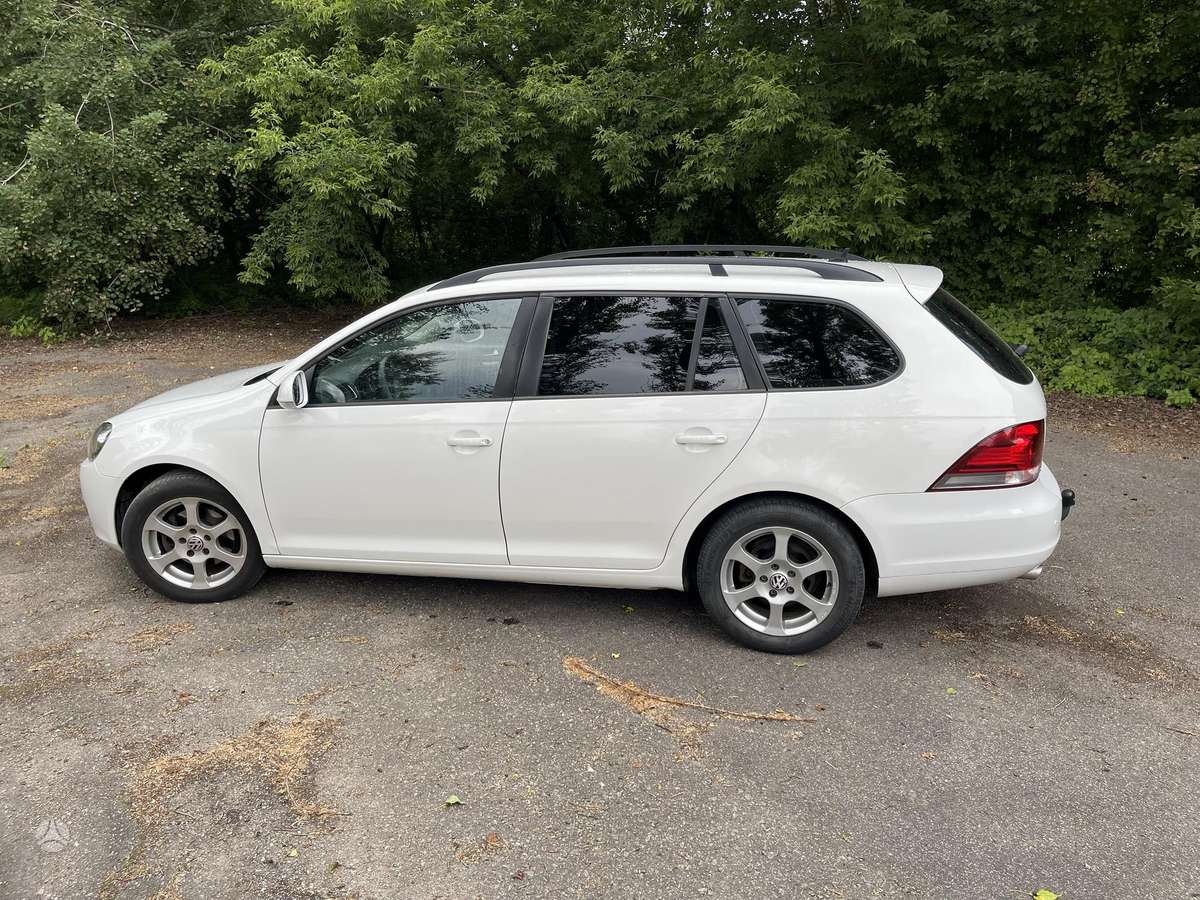 Volkswagen Golf 2012 — салон
