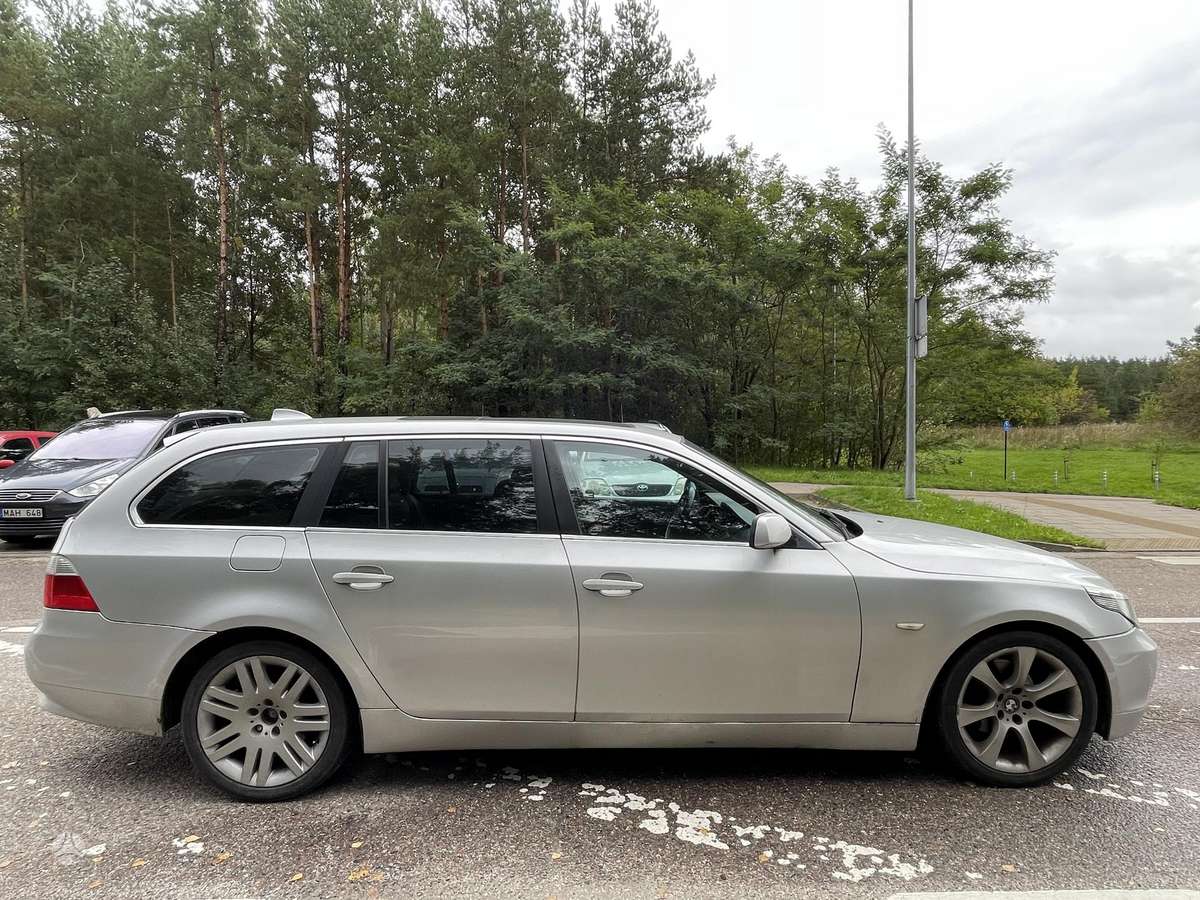 BMW 530 2004 — rear view