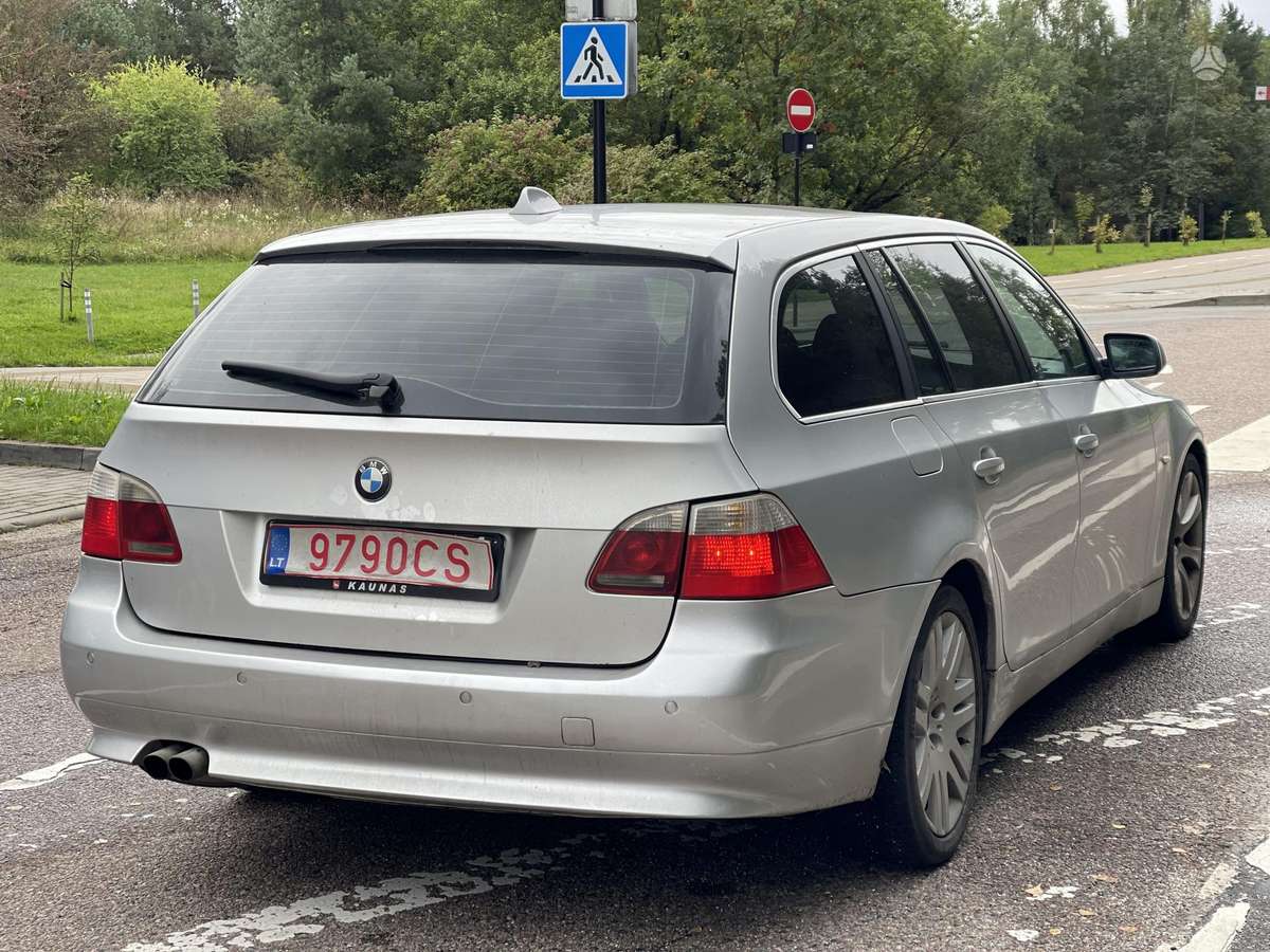 BMW 530 2004 — interior