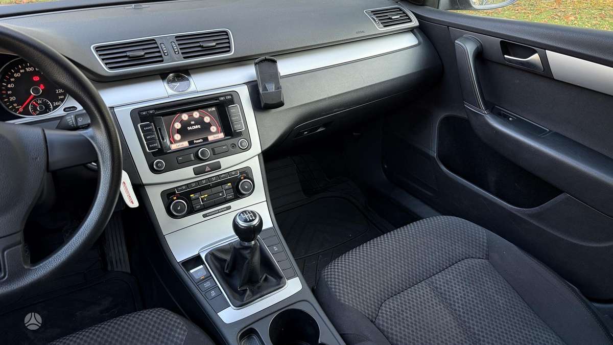 Volkswagen Passat 2011 — photo 10