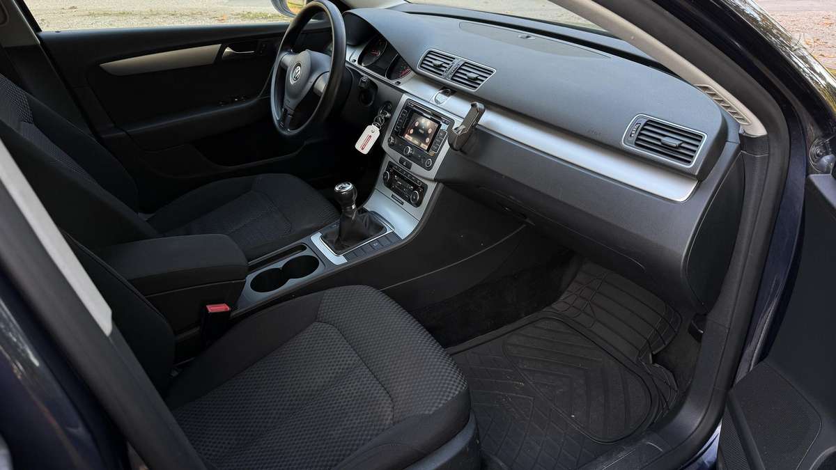 Volkswagen Passat 2011 — photo 11