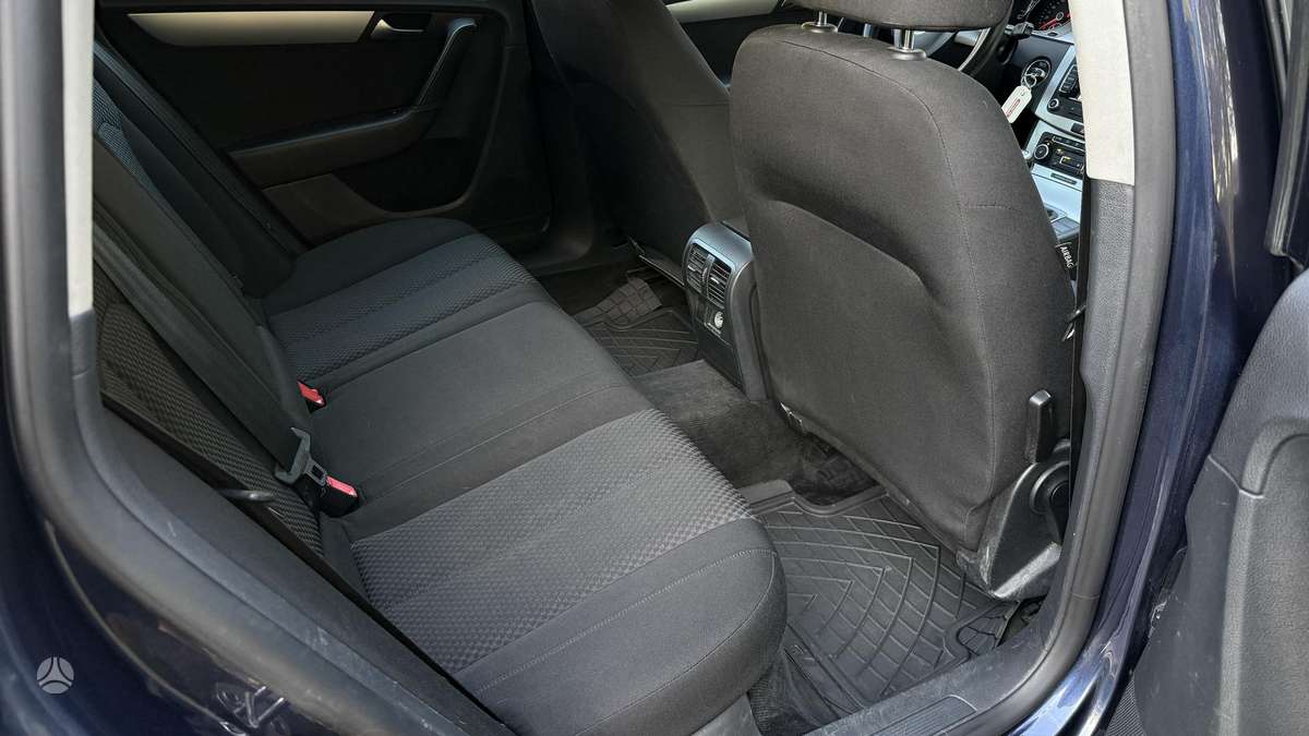 Volkswagen Passat 2011 — photo 12